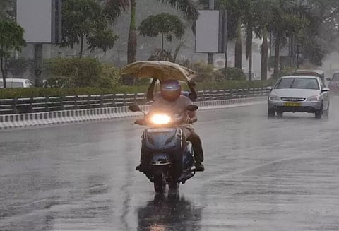 கனமழை காரணமாக திருச்சியில் பள்ளி, கல்லூரிகளுக்கு விடுமுறை அறிவிப்பு