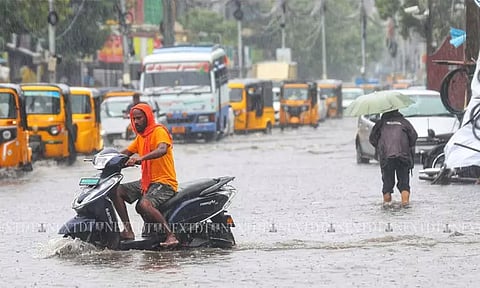 மழை பாதிப்பு: மாநகராட்சி - நகராட்சி கமிஷனர்கள் 24 மணி நேரமும் பணியில் இருக்க தமிழக அரசு உத்தரவு