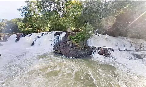 ஒகேனக்கல் காவிரியில் நீர்வரத்து அதிகரிப்பு - சுற்றுலா பயணிகள் குளிக்க தடை