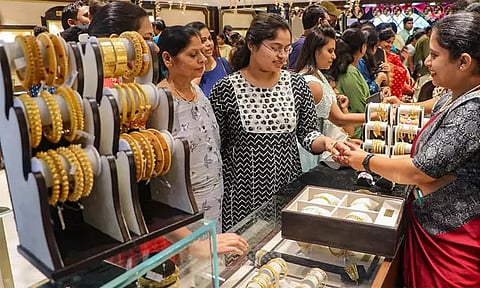 ஒரே நாளில் இருமுறை குறைந்த தங்கம் விலை... நிலவரம் என்ன...?