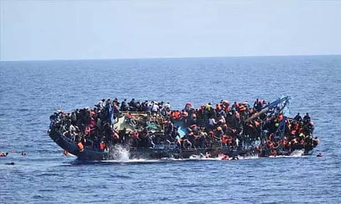 அகதிகளை ஏற்றிச்சென்ற படகு கடலில் கவிழ்ந்து விபத்து - 40 பேர் பலி