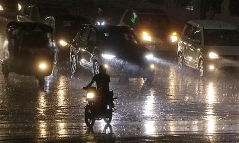 வங்கக்கடலில் நீடிக்கும் காற்றழுத்த தாழ்வுப்பகுதி.. சென்னை உள்ளிட்ட 5 மாவட்டங்களில் இன்று கனமழைக்கு வாய்ப்பு