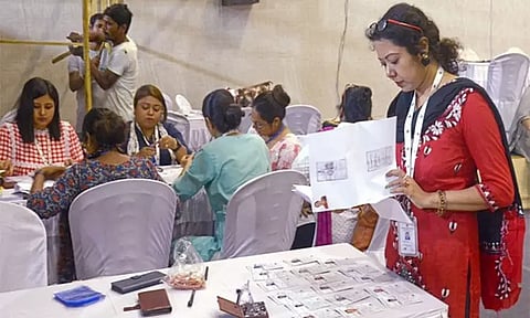 மேற்கு வங்காளத்தில் 1,000 வாக்குச்சாவடி அதிகாரிகளுக்கு நோட்டீஸ் - தேர்தல் ஆணையம் நடவடிக்கை