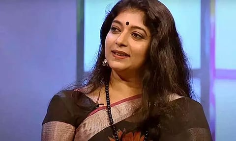 50 வயதை கடந்தும் நடிகை சித்தாரா தனி ஆளாக சுற்றுவது ஏன்?