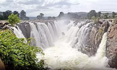 ஒகேனக்கல் காவிரி ஆற்றில் நீர் வரத்து அதிகரிப்பு