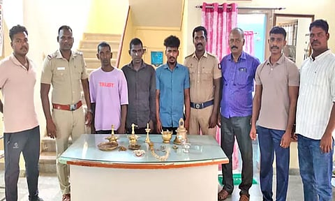 கோவிலில் பூட்டை உடைத்து திருடிய 3 பேர் கைது: பூஜை பொருட்கள் மீட்பு