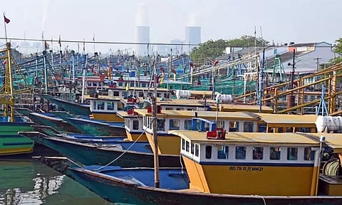 புயல் எச்சரிக்கை: தூத்துக்குடி மீனவர்கள் கடலுக்கு செல்ல தடை