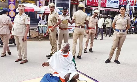 சாலையில் படுத்து போராட்டம்: கோவில்பட்டியில் சமூக ஆர்வலர் கைது