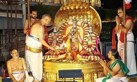 நாக சதுர்த்தி: பெரிய சேஷ வாகனத்தில் மலையப்ப சுவாமி வீதிஉலா