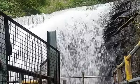 சுருளி அருவியில் குளிக்க 9-வது நாளாக தடை - சுற்றுலா பயணிகள் ஏமாற்றம்