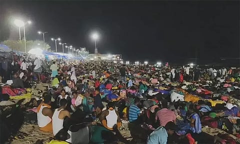 திருவிழா, விடுமுறை தினம்: முருகனை தரிசிக்க திருச்செந்தூருக்கு படையெடுத்த பக்தர்கள்