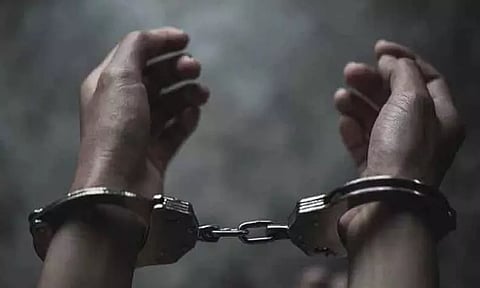 சேலம்: ஆட்டோ டிரைவரிடம் ஏ.டி.எம். கார்டை திருடி பணம் எடுத்த ஆசிரியர் கைது