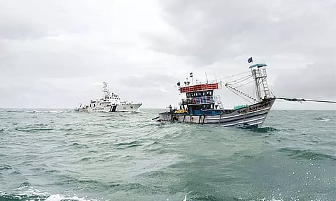 விசைப்படகு பழுதானதால் நடுக்கடலில் 11 நாட்கள் பரிதவித்த மீனவர்கள்.!