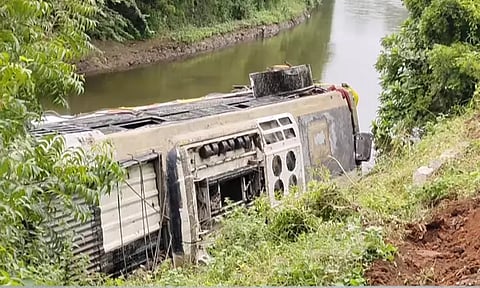 திருச்சியில் ஆம்னி பேருந்து வாய்க்காலுக்குள் கவிழ்ந்து விபத்து - 21 பயணிகள் படுகாயம்