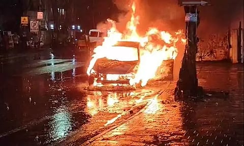 சென்னை: நடுரோட்டில் பற்றி எரிந்த கார் - அதிர்ச்சி சம்பவம்