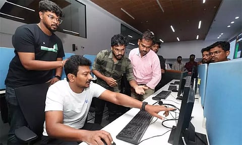 சென்னை மாநகராட்சி கட்டுப்பாட்டு மையத்தில் உதயநிதி ஸ்டாலின் ஆய்வு