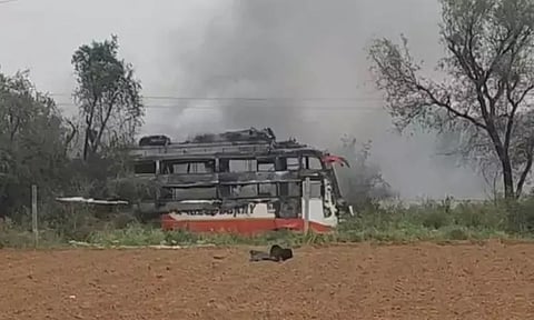 மின்கம்பி அறுந்து விழுந்ததில் தீப்பற்றி எரிந்த ஆம்னி பஸ் - 2 பேர் பலி