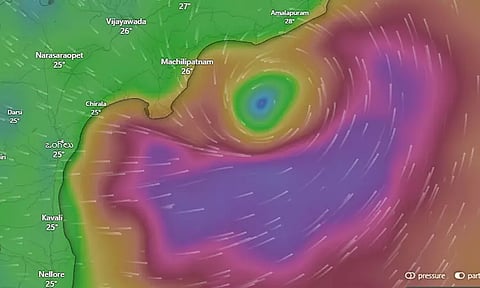 மசூலிப்பட்டிணம் - கலிங்கப்பட்டிணம் இடையே கரையை கடக்க தொடங்கியது மோந்தா புயல்