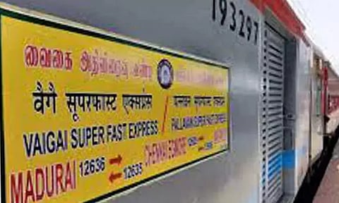 நடுவழியில் திடீரென நின்ற வைகை எக்ஸ்பிரஸ் ரெயில்: காரணம் என்ன?