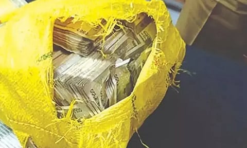 சாலையோரம் கேட்பாரற்று கிடந்த ரூ.17.5 லட்சம் வருமானவரித்துறையினரிடம் ஒப்படைப்பு