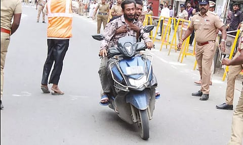 சி.பி.ராதாகிருஷ்ணன் நிகழ்ச்சியில் போலீசாரின் பாதுகாப்பை மீறி ஸ்கூட்டரில் உள்ளே புகுந்து தப்பிச் சென்ற 2 பேர் யார்..?