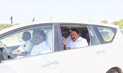 ஓ.பி.எஸ் - செங்கோட்டையன் ஒரே காரில் பயணம்