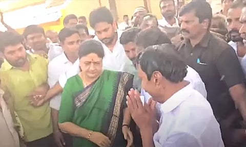 தேவர் நினைவிடத்தில் சசிகலாவுடன் ஓ.பன்னீர்செல்வம், செங்கோட்டையன் சந்திப்பு