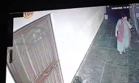 தோழி வீட்டில் ரூ.2 லட்சம், செல்போன் திருடிய பெண் போலீஸ் அதிகாரி