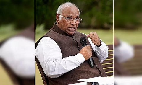 ஆர்.எஸ்.எஸ். அமைப்பு தடை செய்யப்பட வேண்டும் - மல்லிகார்ஜுன கார்கே