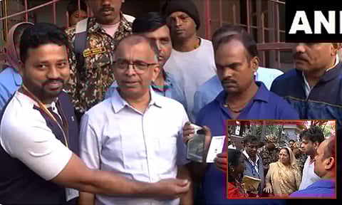 எத்தனை முறை கூறியும் கேட்கவில்லை... குப்பைகளை வீட்டு வாசலில் கொட்டி பாடம் புகட்டிய அதிகாரிகள்