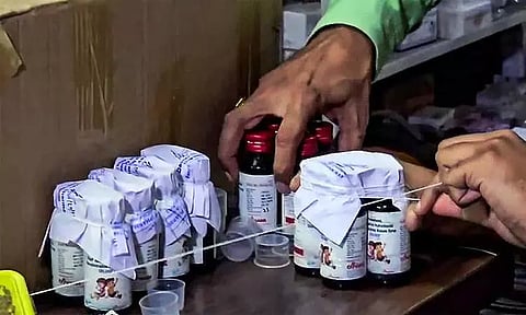 மராட்டியம்: தடை செய்யப்பட்ட 400 இருமல் மருந்து பாட்டில்கள் பறிமுதல்