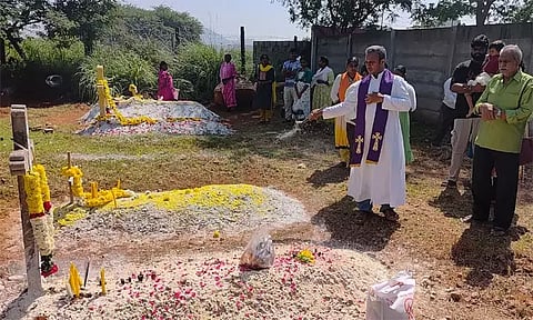 கல்லறை திருநாள்... முன்னோர்களின் கல்லறைகளில் பிரார்த்தனை செய்த கிறிஸ்தவர்கள்