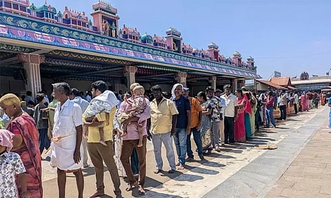 தரிசனத்துக்காக காத்திருந்த பக்தர்கள்