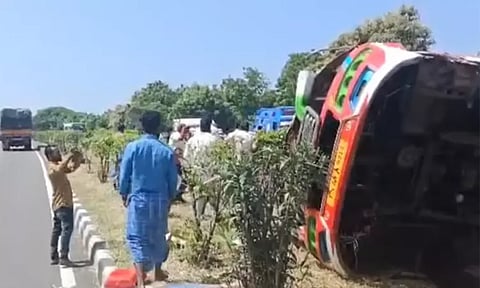 கடலூரில் வளைகாப்பு நிகழ்ச்சிக்கு சென்ற வேன் கவிழ்ந்து விபத்து - 10 பேர் காயம்