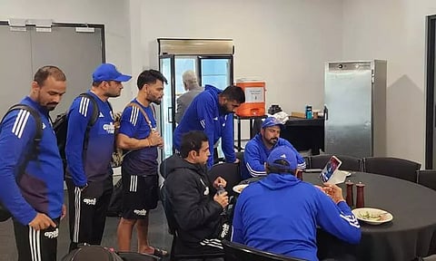 மகளிர் உலகக்கோப்பை கிரிக்கெட் இறுதிப்போட்டியை கண்டுகளிக்கும் இந்திய ஆடவர் அணி வீரர்கள்