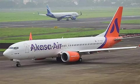 உத்தரபிரதேசம்: விமானத்தின் அவசரகால கதவை திறக்க முயன்ற பயணி - பரபரப்பு சம்பவம்