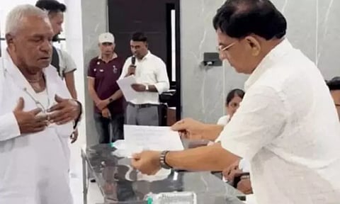 குஜராத்தில் தாயின் நினைவு நாளில் 290 விவசாயிகளின் கடனை அடைத்த தொழில் அதிபர்கள்