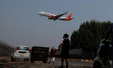 விமானத்தின் அவசரகால கதவை திறக்க முயன்ற நபர்; பயணிகள் அதிர்ச்சி