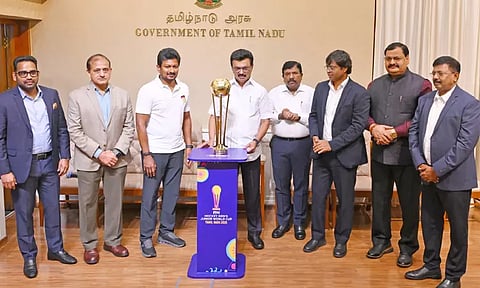 ஆடவர் ஹாக்கி இளையோர் உலகக்கோப்பை: வெற்றி கோப்பையை அறிமுகம் செய்த முதல்-அமைச்சர்