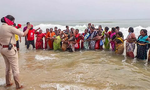 சென்னை மெரினா கடலில் இறங்கி தூய்மை பணியாளர்கள் போராட்டம்