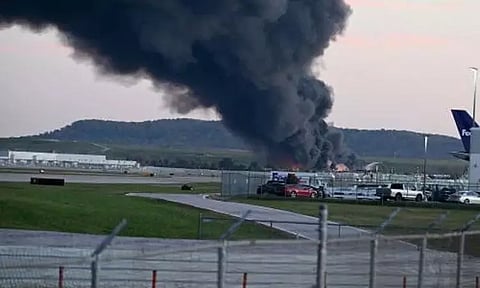 அமெரிக்காவில் சரக்கு விமானம் விழுந்து தீப்பிடித்து 7 பேர் பலி