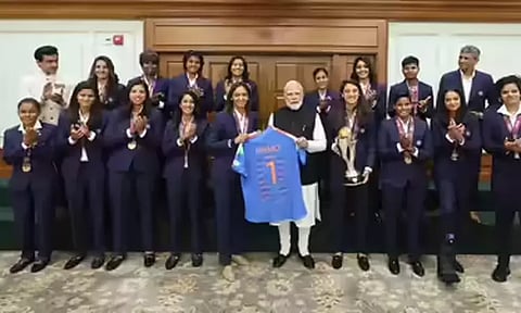 பிரதமர் மோடியுடன் உலக கோப்பை வென்ற மகளிர் அணியினர் சந்திப்பு