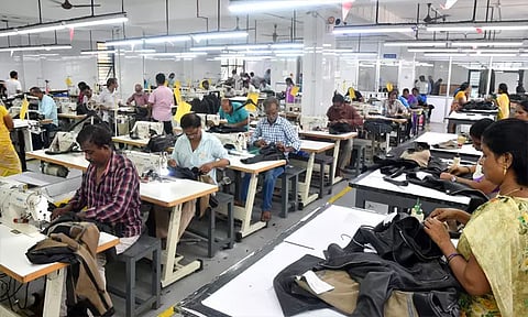 உத்தரபிரதேசத்தில் 12 மணி நேர வேலையை அனுமதிக்கும் புதிய சட்டம் அமல்