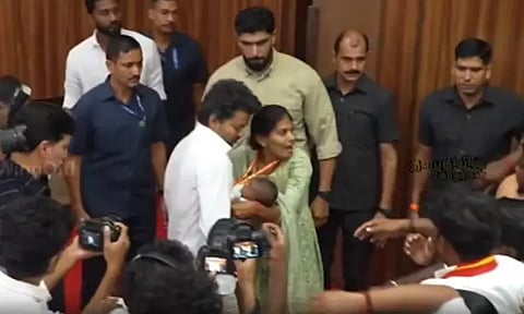 குழந்தைக்கு பெயர் சூட்டிய விஜய்