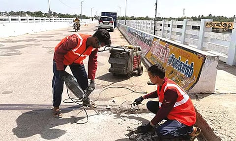 முக்காணி உயர்மட்ட பாலத்தில் சீரமைப்பு பணி தொடக்கம்: ரூ.3 கோடி நிதி ஒதுக்கீடு