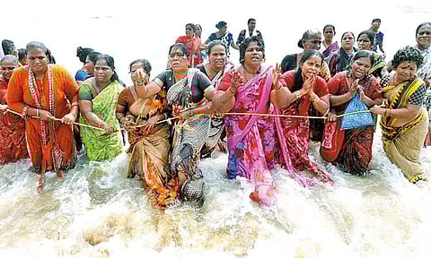 மெரினா கடலில் இறங்கி போராட்டம் நடத்திய தூய்மைப் பணியாளர்கள் மீது வழக்குப்பதிவு