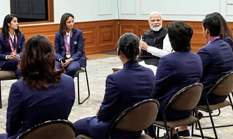 பளபளப்பான சருமம் எப்படி பராமரிக்கிறீர்கள்? எனக்கேட்ட வீராங்கனை- பிரதமர் மோடி அளித்த சுவாரசிய பதில்