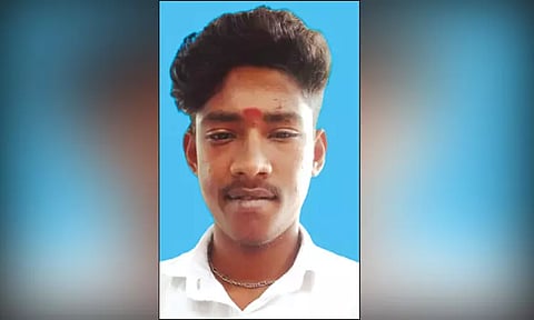 தூத்துக்குடியில் வாலிபர் சரமாரி குத்திக்கொலை: 3 பேர் கும்பலுக்கு போலீஸ் வலைவீச்சு