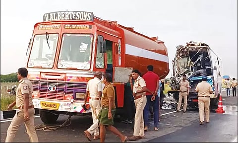 எட்டயபுரம் அருகே லாரி மீது பஸ் மோதி விபத்து: 2 பேர் உடல் நசுங்கி பலி; 7 பேர் படுகாயம்