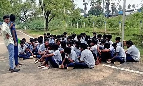 தூத்துக்குடியில் அரசு பாலிடெக்னிக் மாணவர்கள் திடீர் தர்ணா போராட்டம்